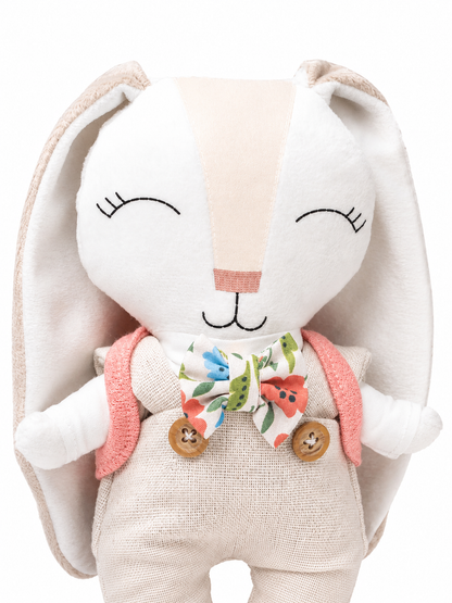 Minono Explorador con Overol de Lino y Mochilita Zanahoria – 20 cm