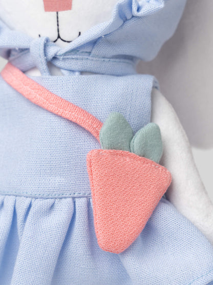 Conejito Minono con Gorrito Plisado, Blusa, Pantalón y Bolsa Zanahoria – 30 cm