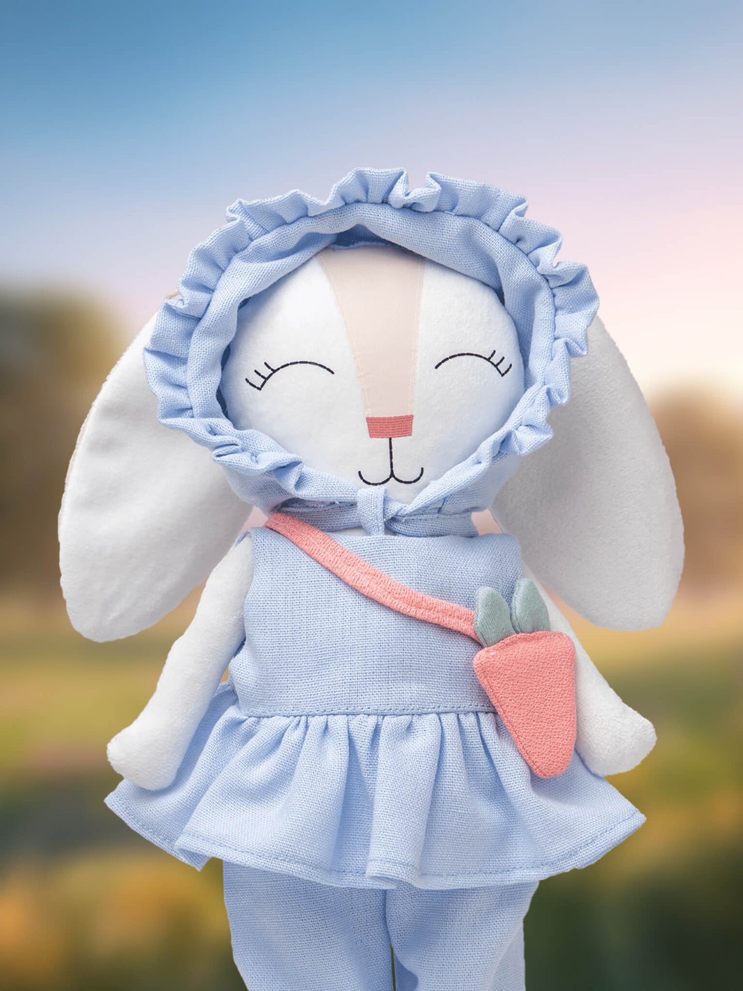 Conejito Minono con Gorrito Plisado, Blusa, Pantalón y Bolsa Zanahoria – 30 cm