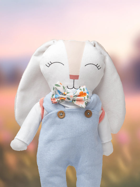 Minono conejito con Overol, Camisa y Mochilita Zanahoria – 30 cm