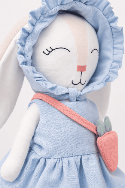 Conejito Minono con Gorrito Plisado, Blusa, Pantalón y Bolsa Zanahoria – 30 cm
