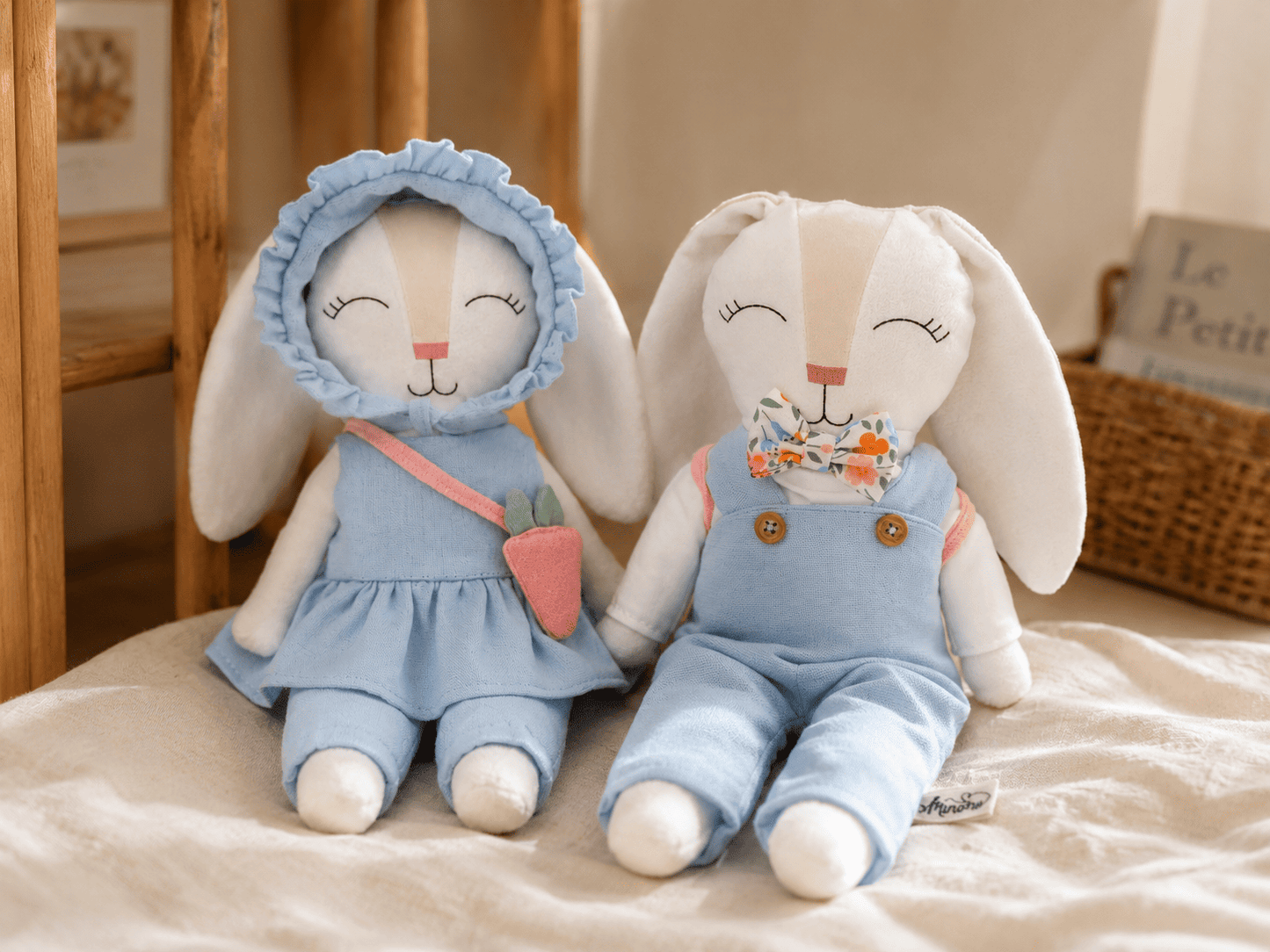 Conejito Minono con Gorrito Plisado, Blusa, Pantalón y Bolsa Zanahoria – 30 cm