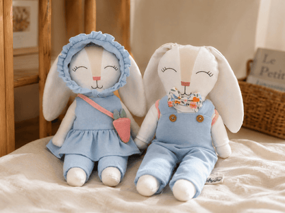 Conejito Minono con Gorrito Plisado, Blusa, Pantalón y Bolsa Zanahoria – 30 cm