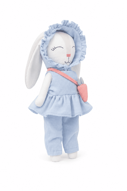 Conejito Minono con Gorrito Plisado, Blusa, Pantalón y Bolsa Zanahoria – 30 cm